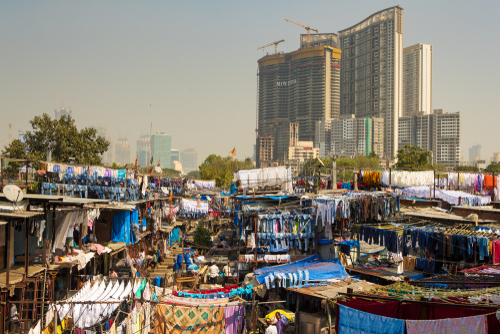 Image from India showing wealth dispariities in housing in Mumbai